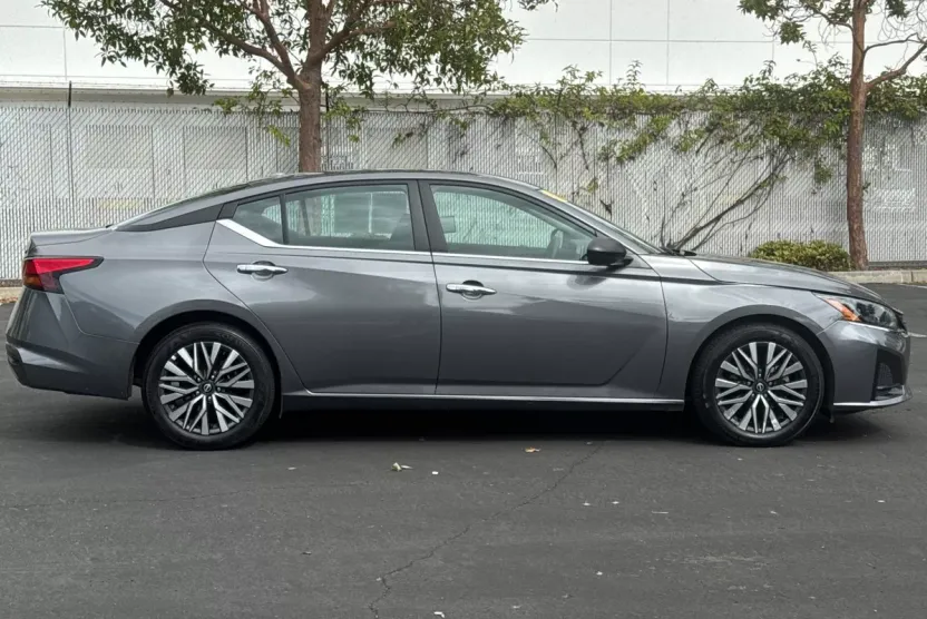 2024 Nissan Altima 2.5 SV photo 1