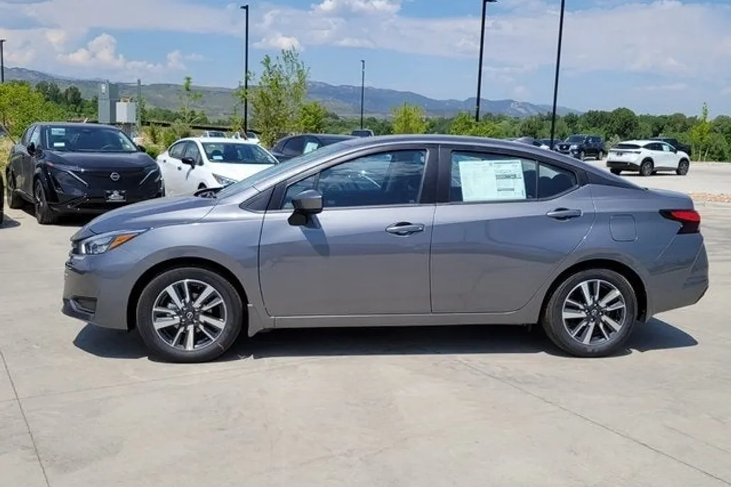 2025 Nissan Versa 1.6 SV photo 1