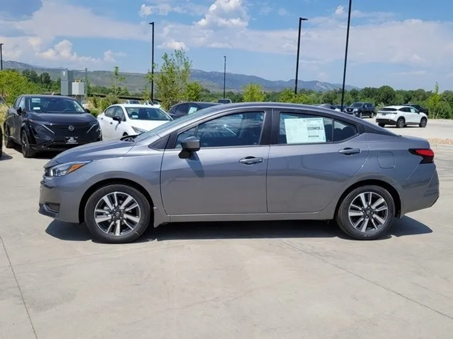 2025 Nissan Versa 1.6 SV photo 1