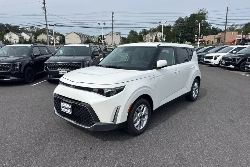 2025 Kia Soul LX photo 1