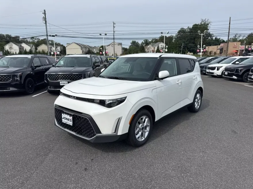 2025 Kia Soul LX photo 1