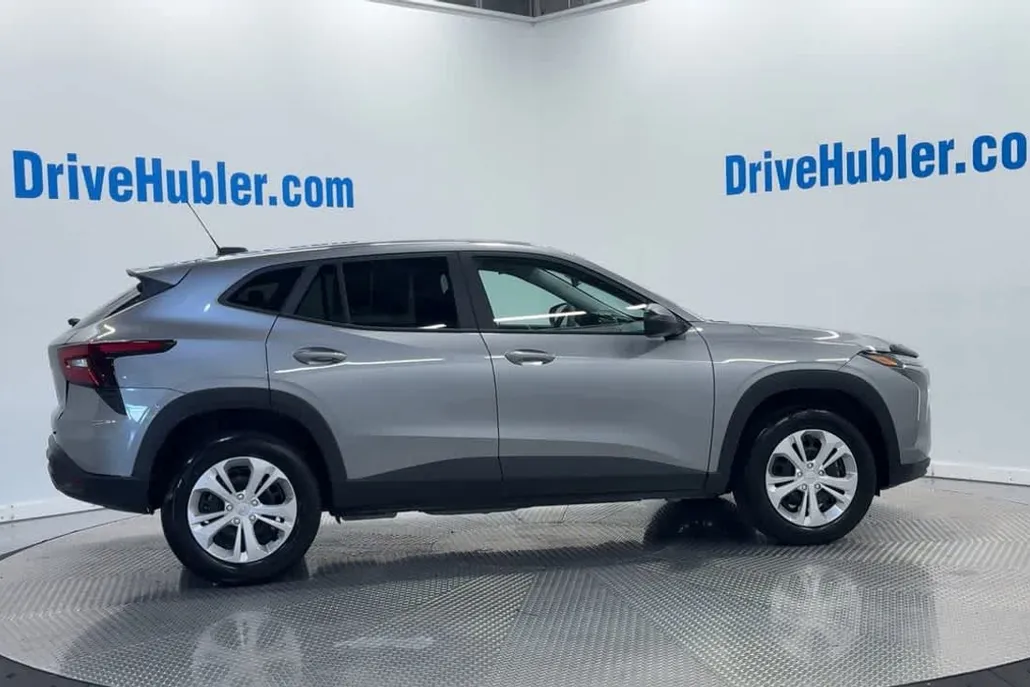 2025 Chevrolet Trax LS photo 1