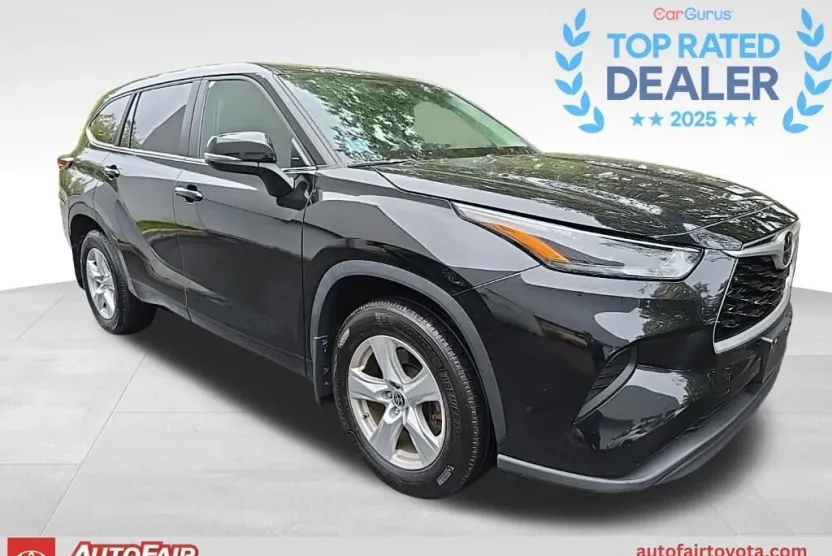 2023 Toyota Highlander LE photo 1