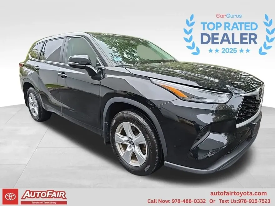 2023 Toyota Highlander LE photo 1