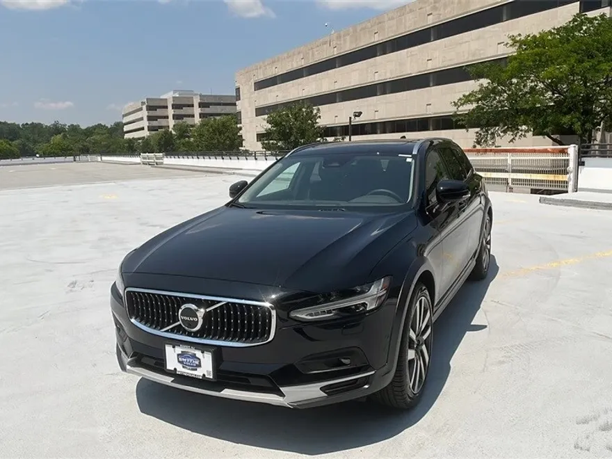 2025 Volvo V90 Cross Country B6 Plus photo 1