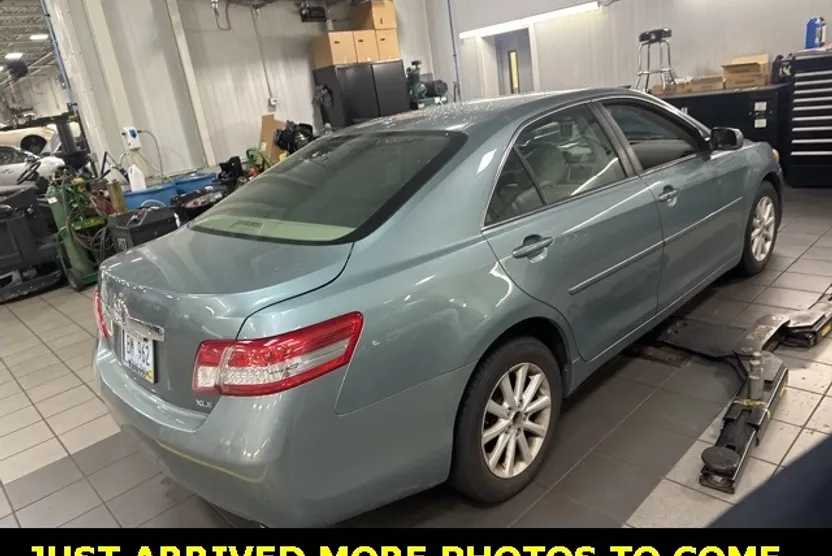 2011 Toyota Camry XLE photo 1