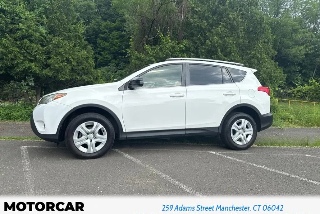 2015 Toyota RAV4 LE photo 1