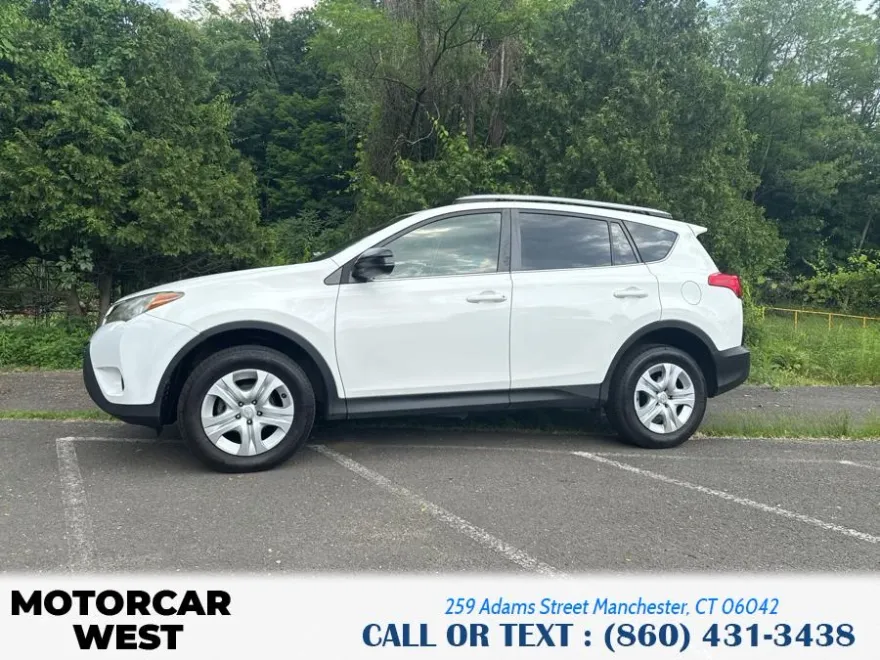 2015 Toyota RAV4 LE photo 1