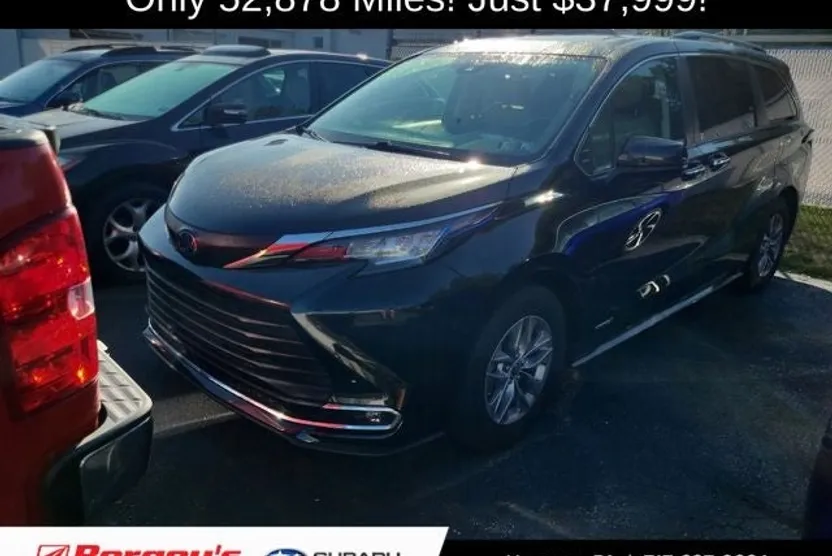 2021 Toyota Sienna XLE photo 1
