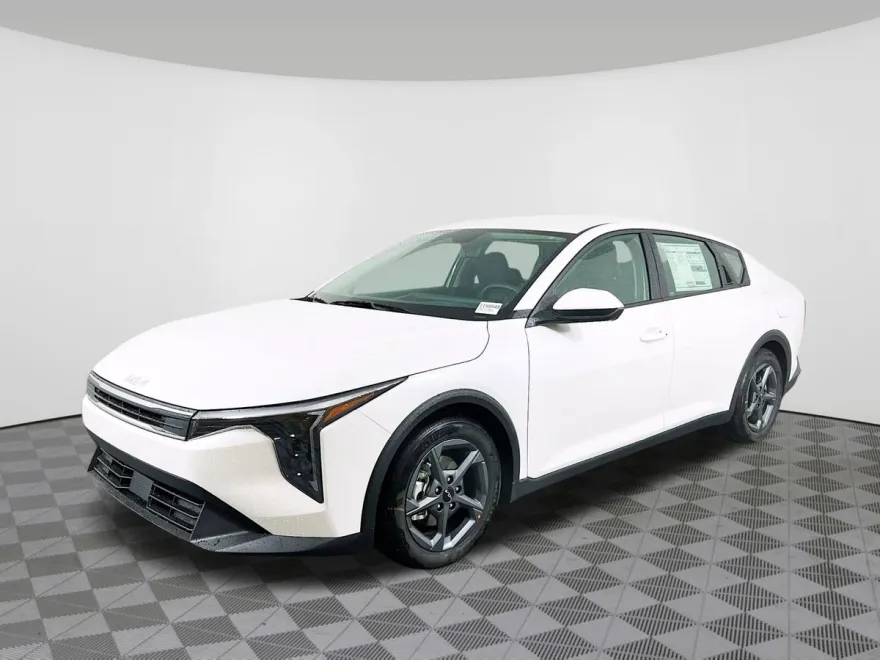 2025 Kia K4 LXS photo 1