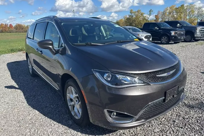 2020 Chrysler Pacifica Touring L photo 1
