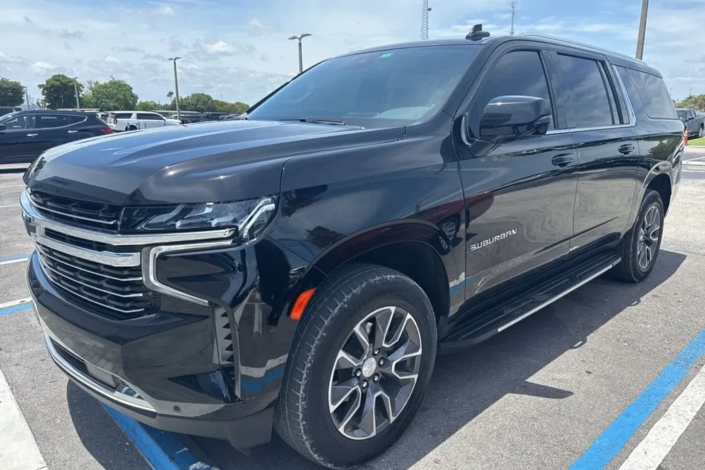 2024 Chevrolet Suburban LT photo 1