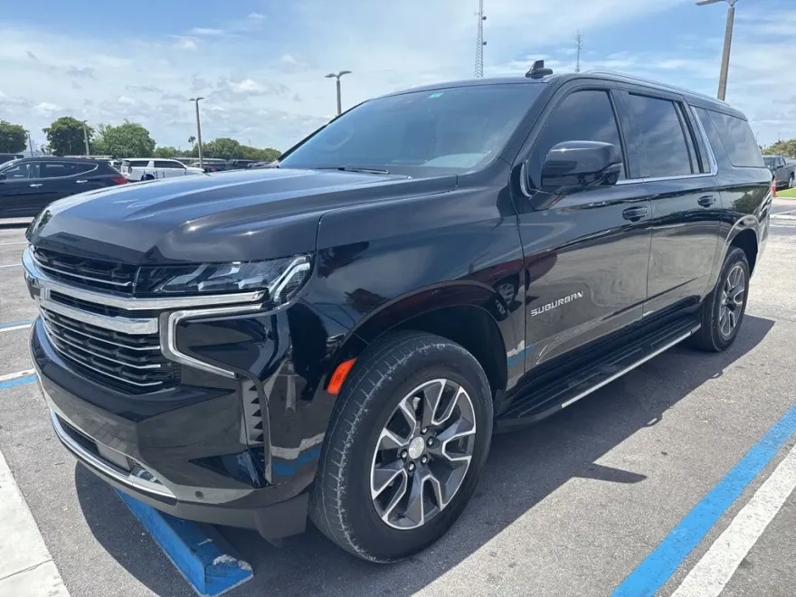 2024 Chevrolet Suburban LT photo 1