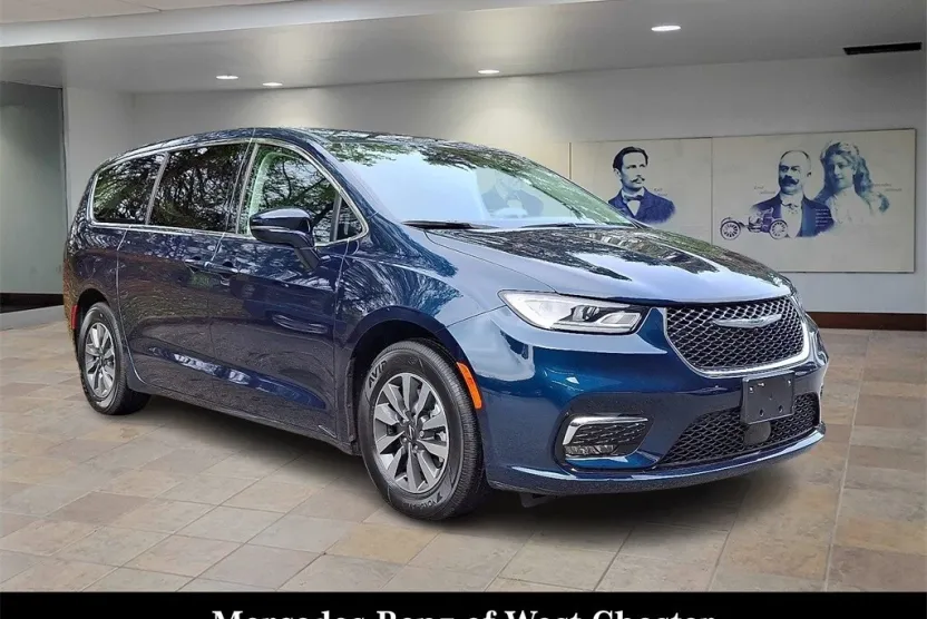 2022 Chrysler Pacifica Hybrid Touring L photo 1