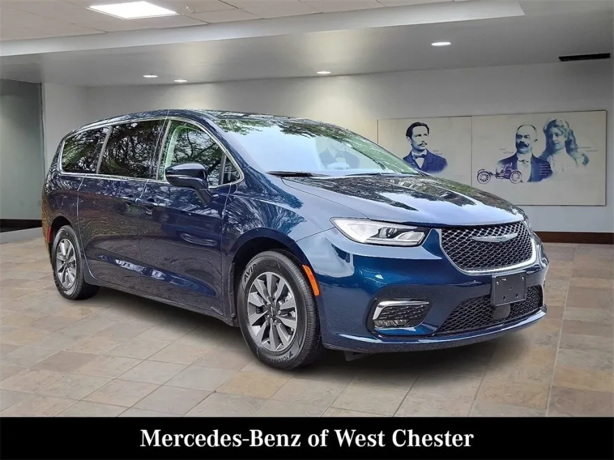 2022 Chrysler Pacifica Hybrid Touring L photo 1
