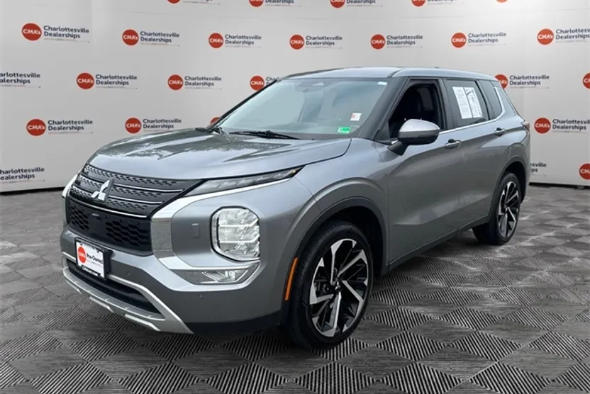 2023 Mitsubishi Outlander SE photo 1