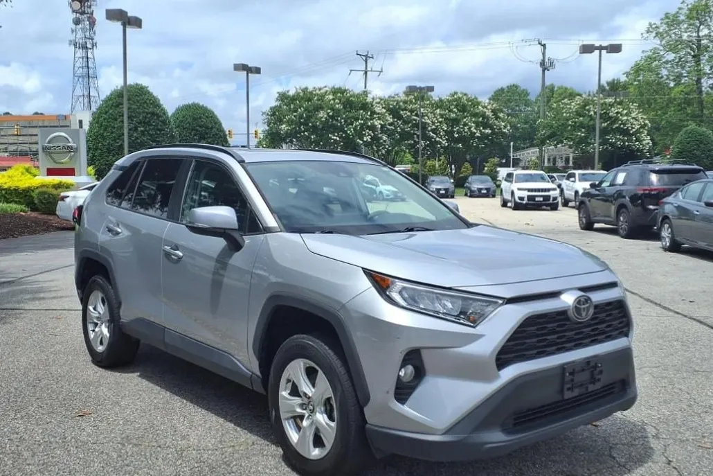 2020 Toyota RAV4 XLE photo 1