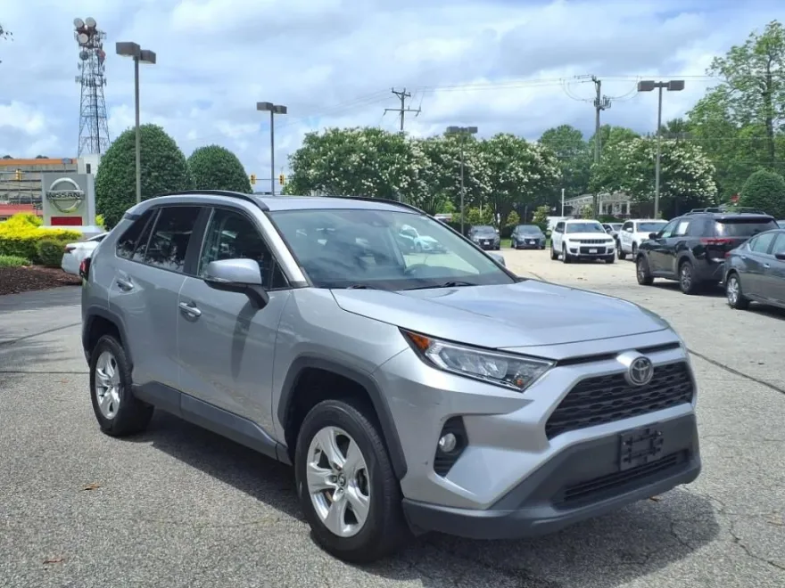 2020 Toyota RAV4 XLE photo 1