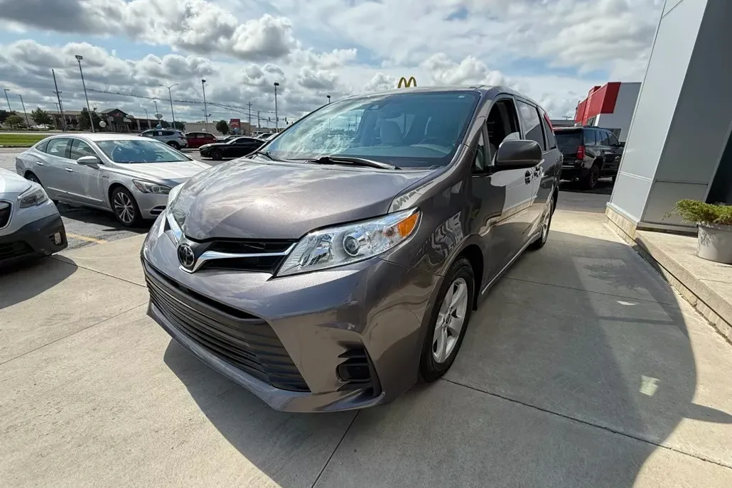 2020 Toyota Sienna LE photo 1