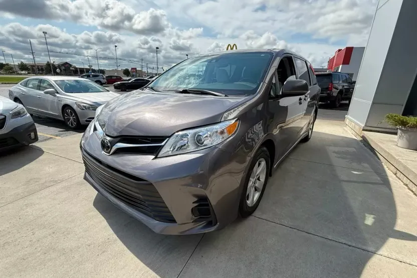 2020 Toyota Sienna LE photo 1