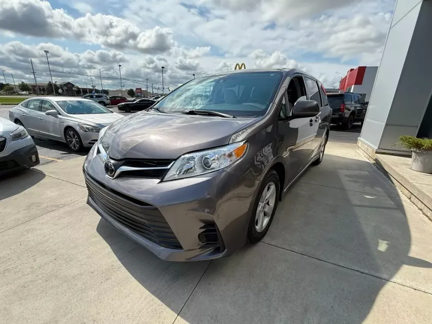 2020 Toyota Sienna LE photo 1