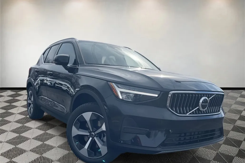 2025 Volvo XC40 Core photo 1