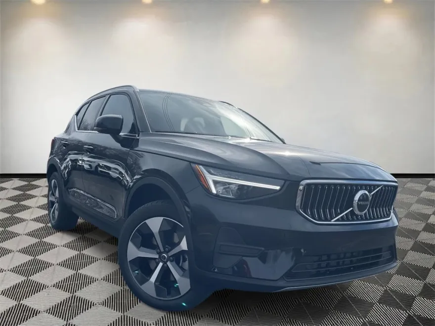 2025 Volvo XC40 Core photo 1