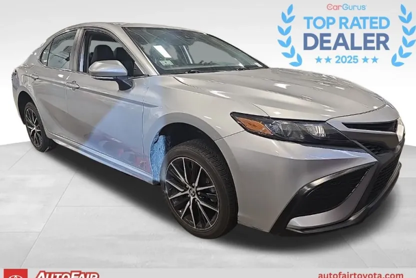 2022 Toyota Camry SE photo 1