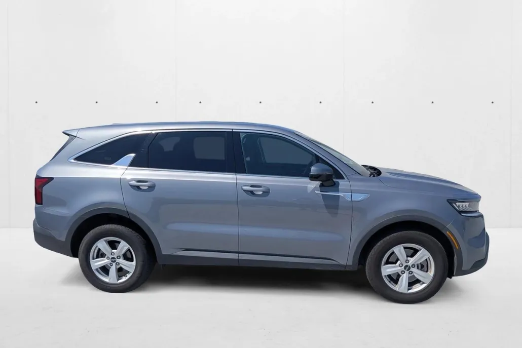 2023 Kia Sorento LX photo 1