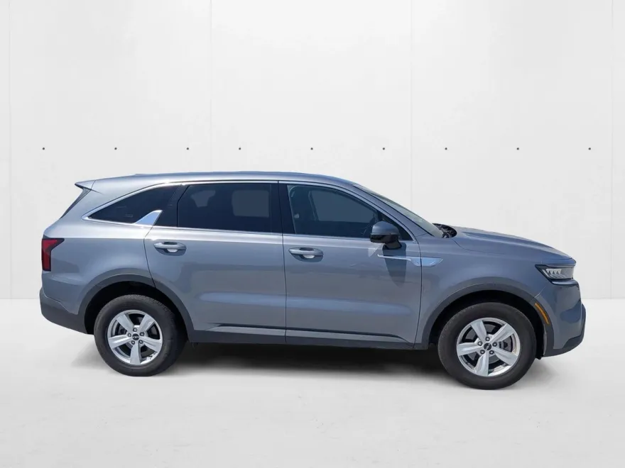 2023 Kia Sorento LX photo 1