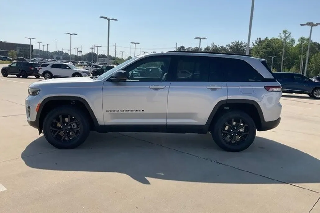 2025 Jeep Grand Cherokee Altitude photo 1