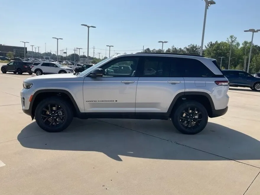 2025 Jeep Grand Cherokee Altitude photo 1