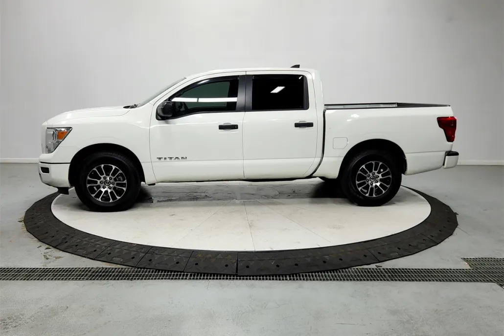 2022 Nissan Titan SV photo 1