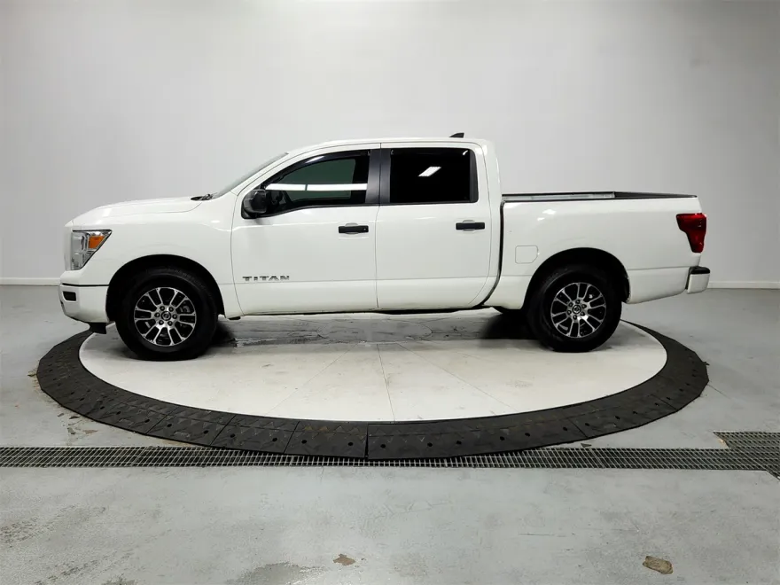 2022 Nissan Titan SV photo 1