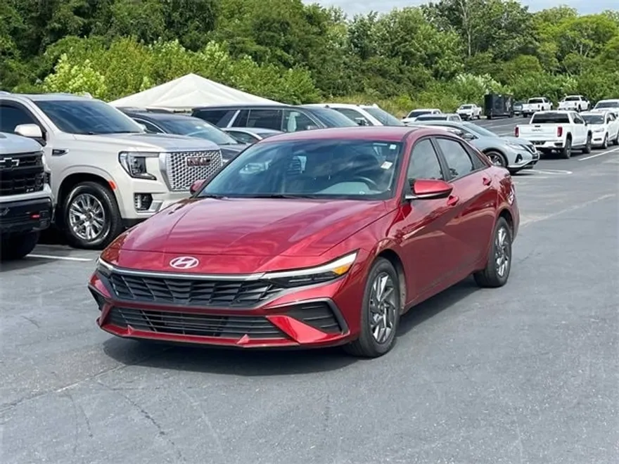 2024 Hyundai Elantra SEL photo 1