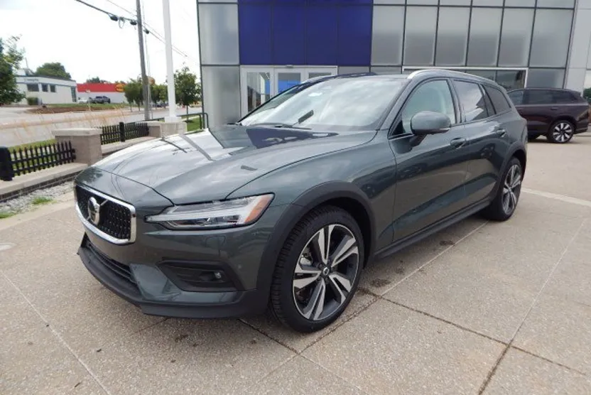 2026 Volvo V60 Cross Country B5 Plus photo 1