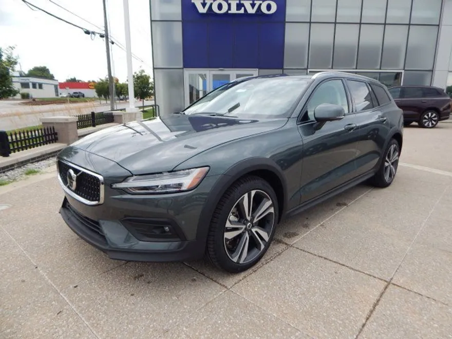 2026 Volvo V60 Cross Country B5 Plus photo 1