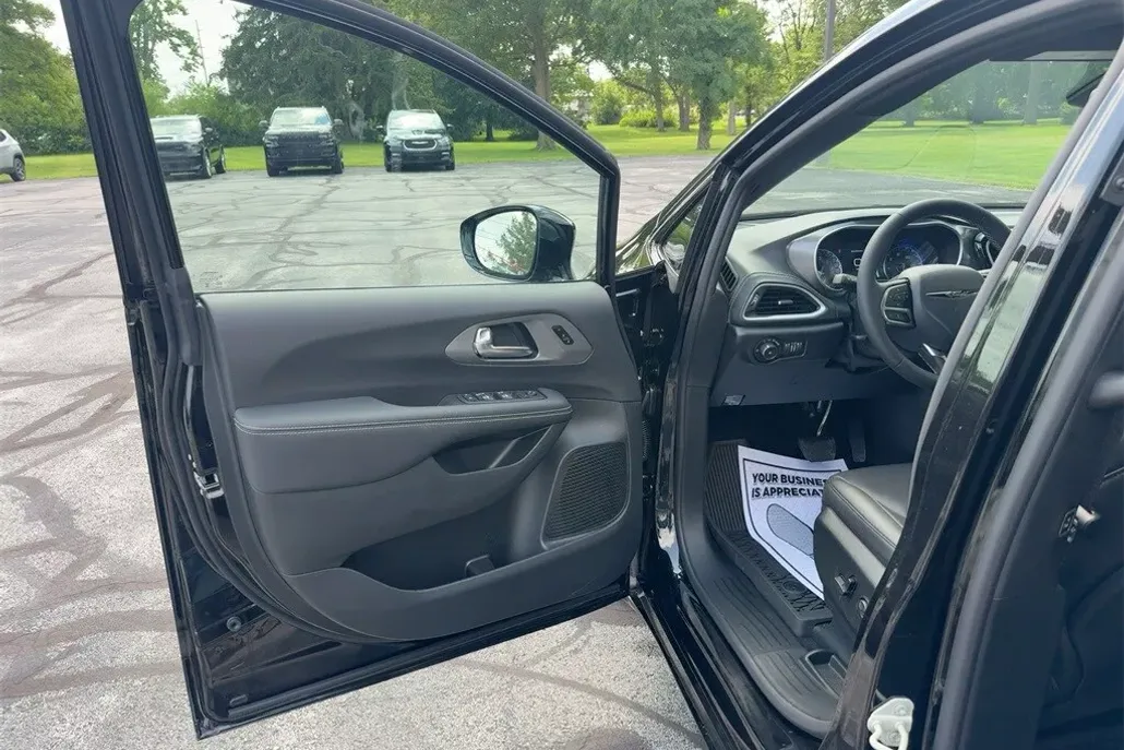 2025 Chrysler Pacifica photo 1