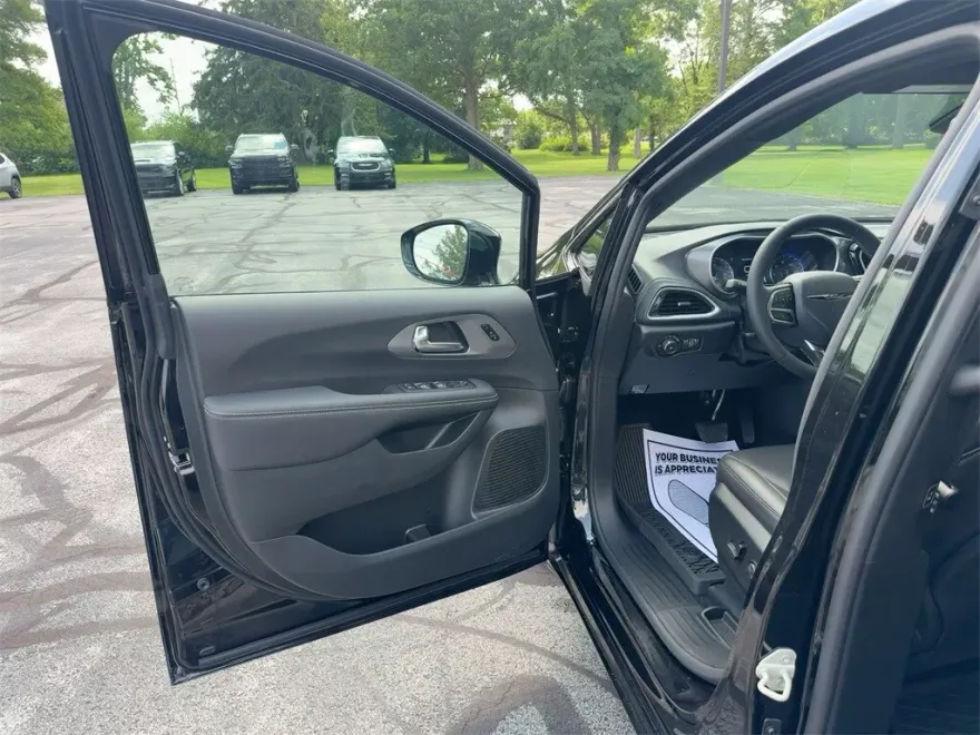 2025 Chrysler Pacifica photo 1