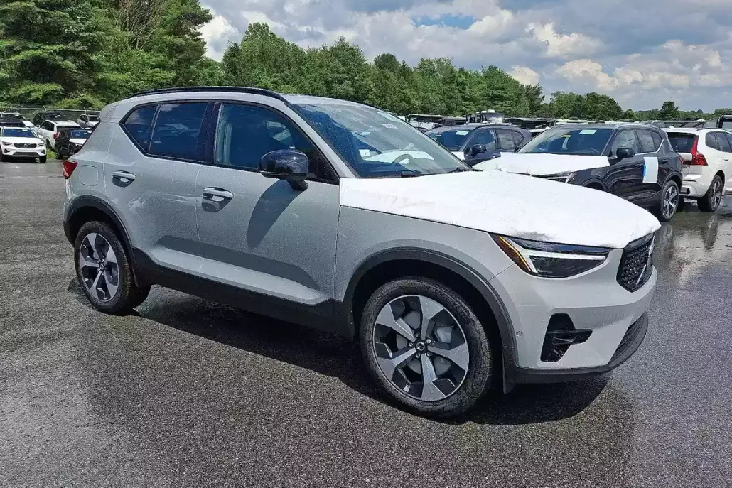 2026 Volvo XC40 Plus photo 1