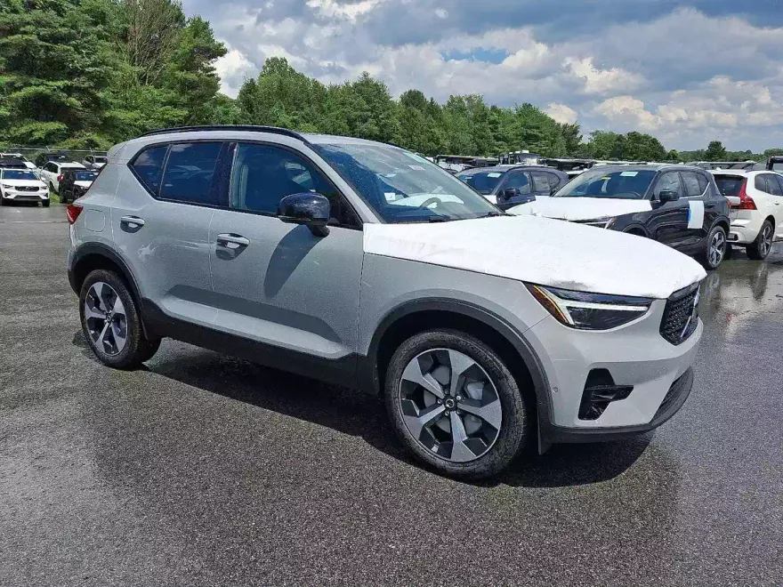2026 Volvo XC40 Plus photo 1