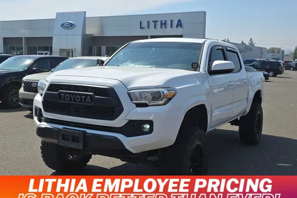 2017 Toyota Tacoma SR5 photo 1