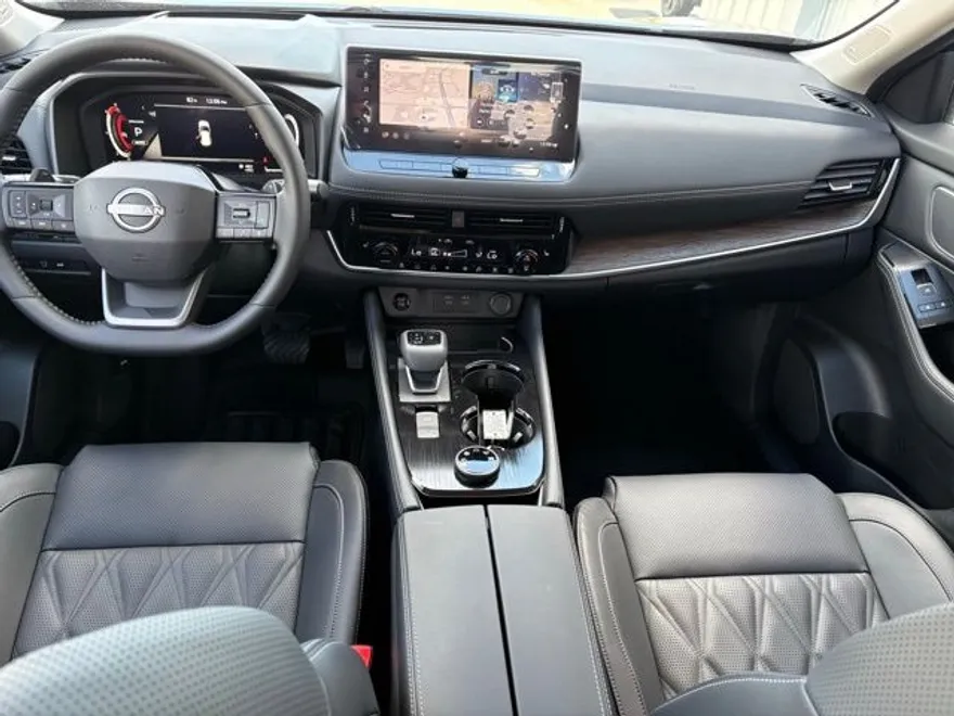 2026 Nissan Rogue Platinum photo 1