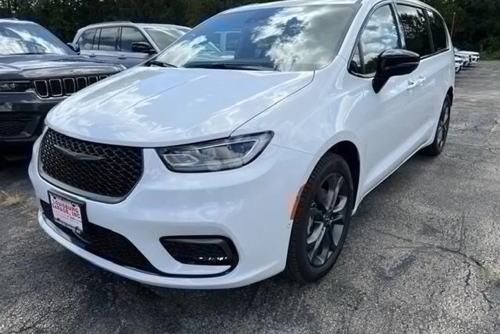 2026 Chrysler Pacifica photo 1