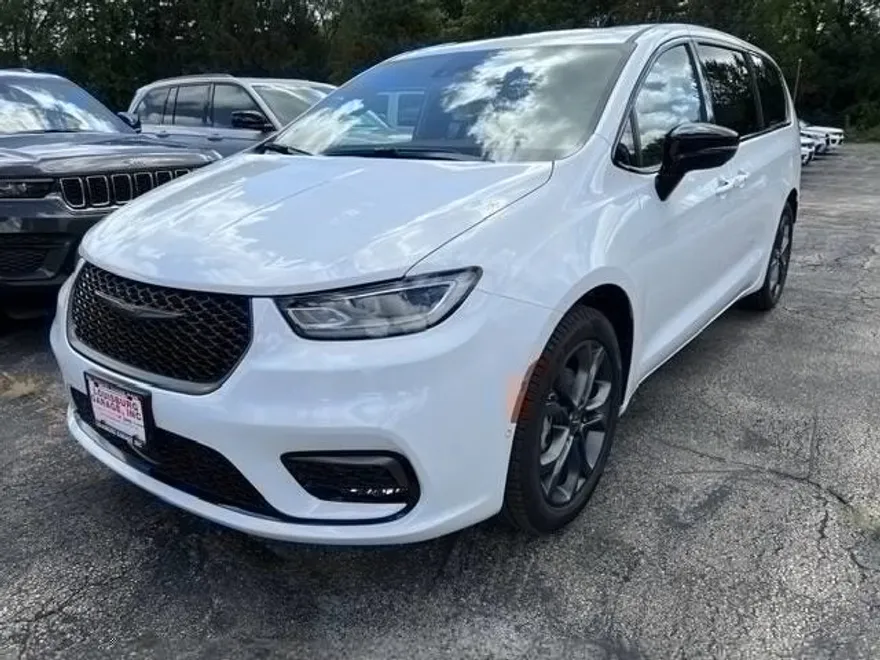 2026 Chrysler Pacifica photo 1