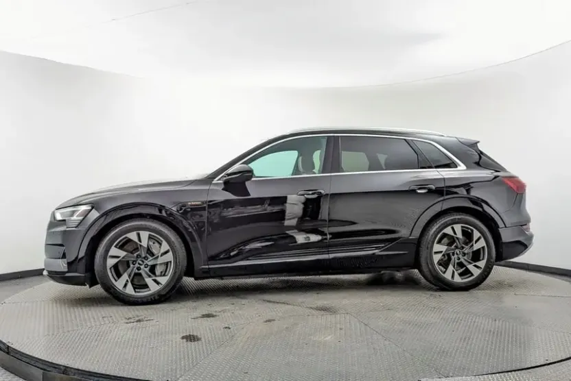 2022 Audi e-tron Premium photo 1