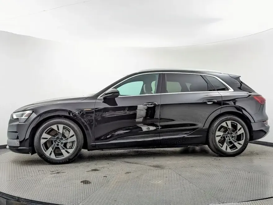 2022 Audi e-tron Premium photo 1