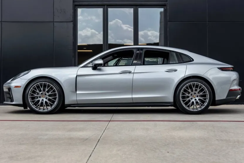 2025 Porsche Panamera 4 photo 1