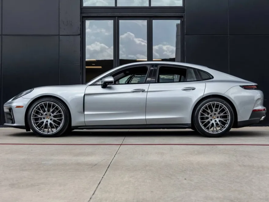 2025 Porsche Panamera 4 photo 1