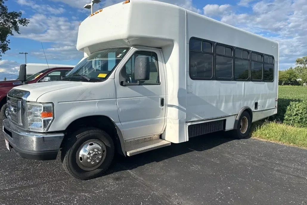 2012 Ford E-450 Cutaway photo 1